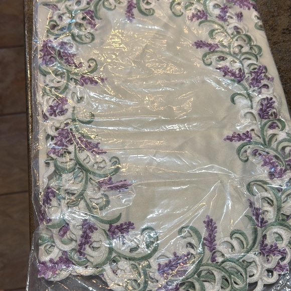 Table runner and placemats - Picture 2 of 6